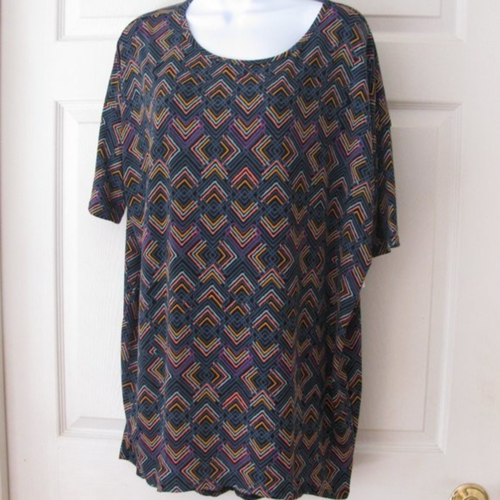 💚 3/$15 Geometric Patterned women’s Shirt C - Picture 2 of 4